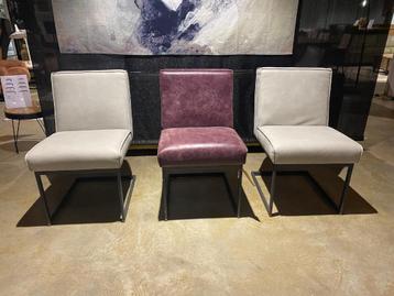 Lara eetkamerstoelen in Afrca leder set van 3 nu €900,- beschikbaar voor biedingen