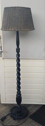 brocante vloerlamp zwart met rotan kap 150cm hoog, Huis en Inrichting, Lampen | Vloerlampen, Ophalen, Gebruikt, 100 tot 150 cm