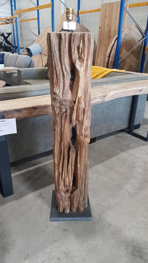 Unieke vloerlamp van 200 jaar oud eikenhout, Huis en Inrichting, Lampen | Vloerlampen, Rustiek, Nieuw, Ophalen of Verzenden, Minder dan 100 cm