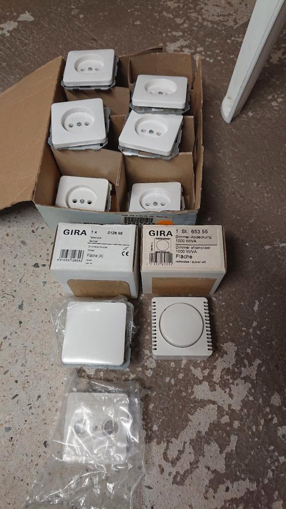 Gira Fläche, crème en wit schakelmateriaal, Doe-het-zelf en Verbouw, Elektra en Kabels, Nieuw, Schakelaar, Ophalen of Verzenden