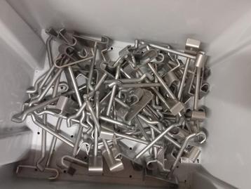 diverse ophanghaken komen uit kleding winkel beschikbaar voor biedingen