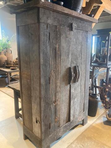 Kast van oud hout beschikbaar voor biedingen
