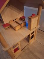 Groot houten poppenhuis inclusief meubeltjes, Gebruikt, Ophalen