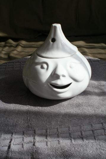 Mooie oude witte knoflook of uitpot met deksel. beschikbaar voor biedingen