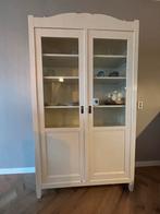 Witte vitrinekast met glazen deuren, Ophalen, 100 tot 150 cm, Zo goed als nieuw, 150 tot 200 cm