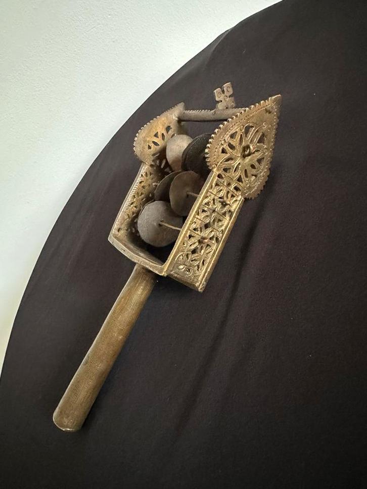 Antiek Egyptisch sistrum – ritueel muziekinstrument, Antiek en Kunst, Antiek | Religie, Ophalen of Verzenden