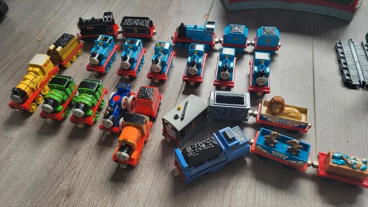 Thomas de trein. Veel treintjes en rails, Kinderen en Baby's, Speelgoed | Thomas de Trein, Zo goed als nieuw, Ophalen