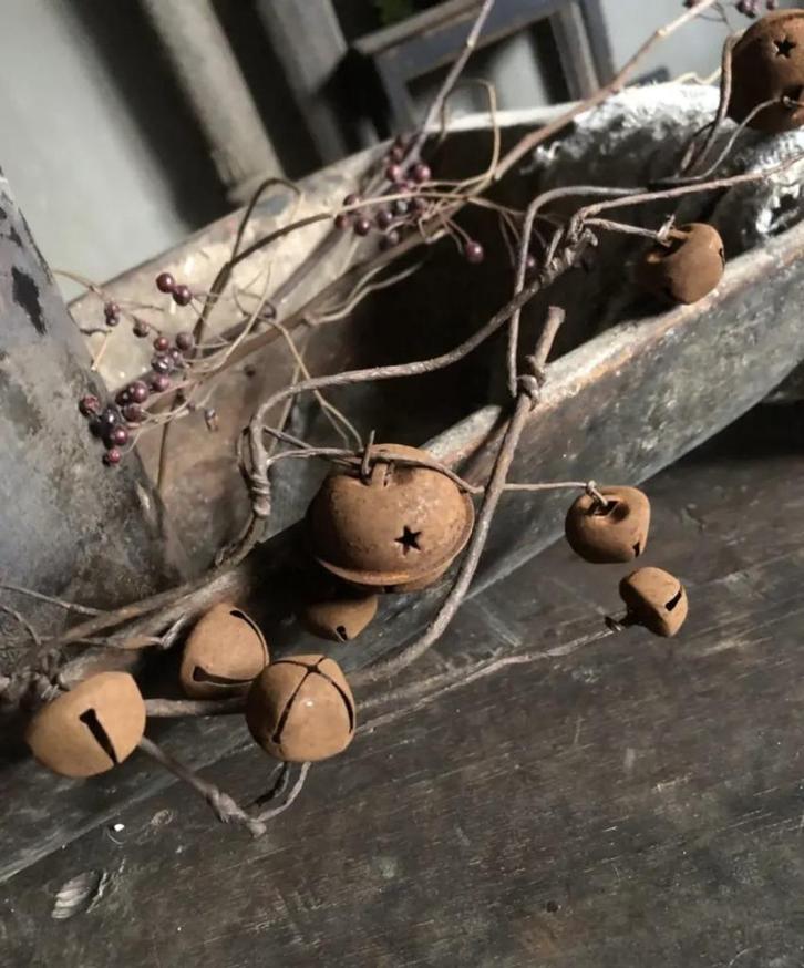 Decoratieve tak - slinger met roest belletjes, Huis en Inrichting, Woonaccessoires | Overige, Nieuw, Ophalen of Verzenden