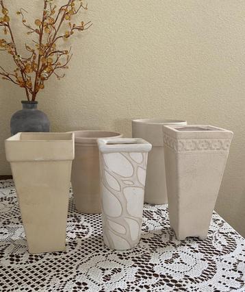 Mediterraans Terracotta bloempot of vaas crèmekleurig beschikbaar voor biedingen