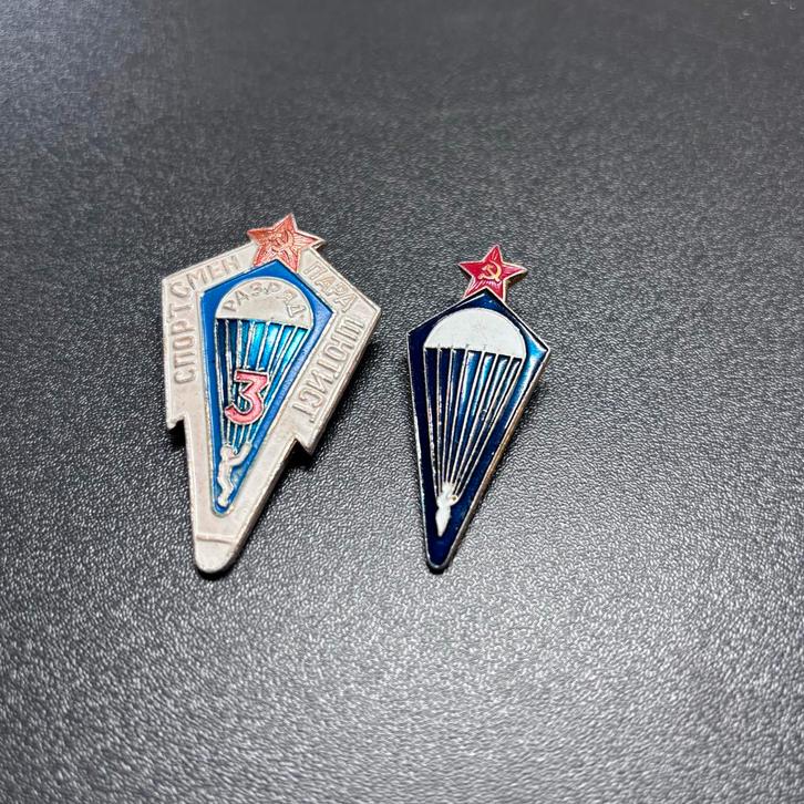 2x USSR Parachutisten Speldjes - Sport & Militair, Verzamelen, Speldjes, Pins en Buttons, Gebruikt, Speldje of Pin, Sport, Ophalen of Verzenden