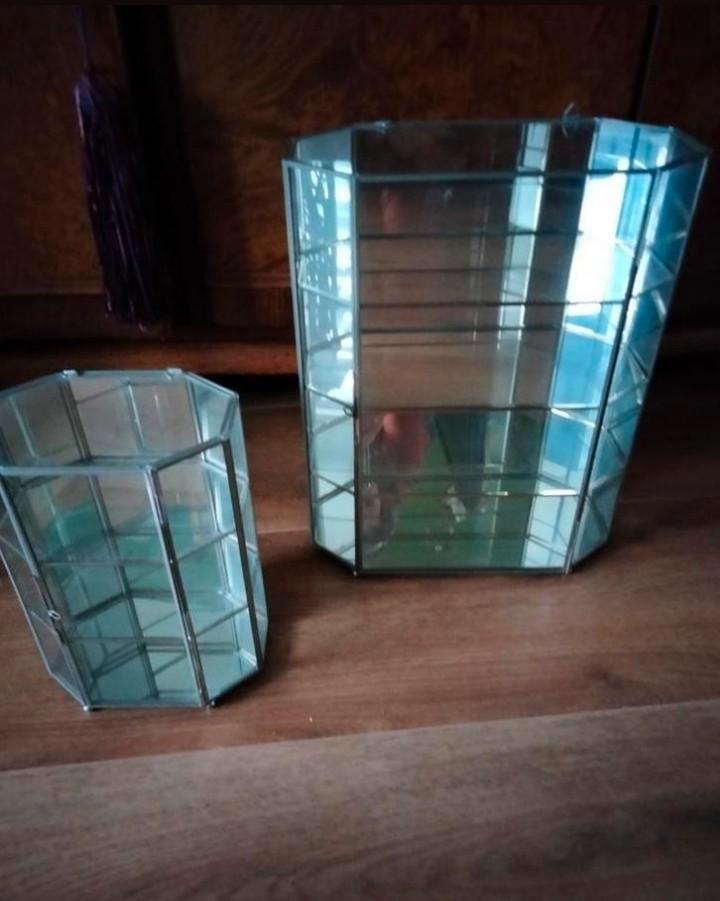 ZGAN Twee zilverkleurige vitrinekastjes, Huis en Inrichting, Kasten | Vitrinekasten, Zo goed als nieuw, Minder dan 100 cm, Minder dan 50 cm