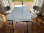 Design Vintage tafel en 2 stoelen. Zoldervondst schuurvondst, Huis en Inrichting, Ophalen, Kunststof, 100 tot 150 cm, 50 tot 100 cm