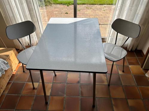 Design Vintage tafel en 2 stoelen. Zoldervondst schuurvondst, Huis en Inrichting, Tafels | Eettafels, Zo goed als nieuw, 50 tot 100 cm