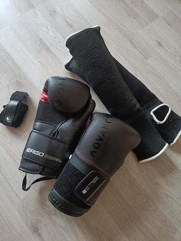 Outshock 12oz Boxing gloves + fabric padded shin guards beschikbaar voor biedingen