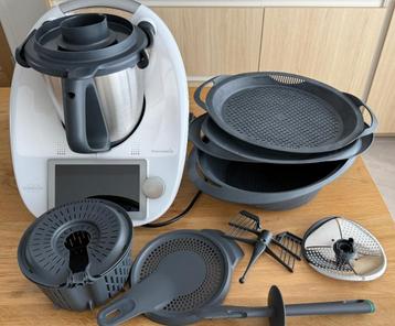 Thermomix TM6 with accesories beschikbaar voor biedingen