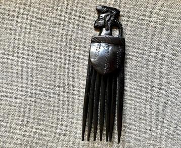 Afrikaanse houtsnijwerk haarspeld beschikbaar voor biedingen
