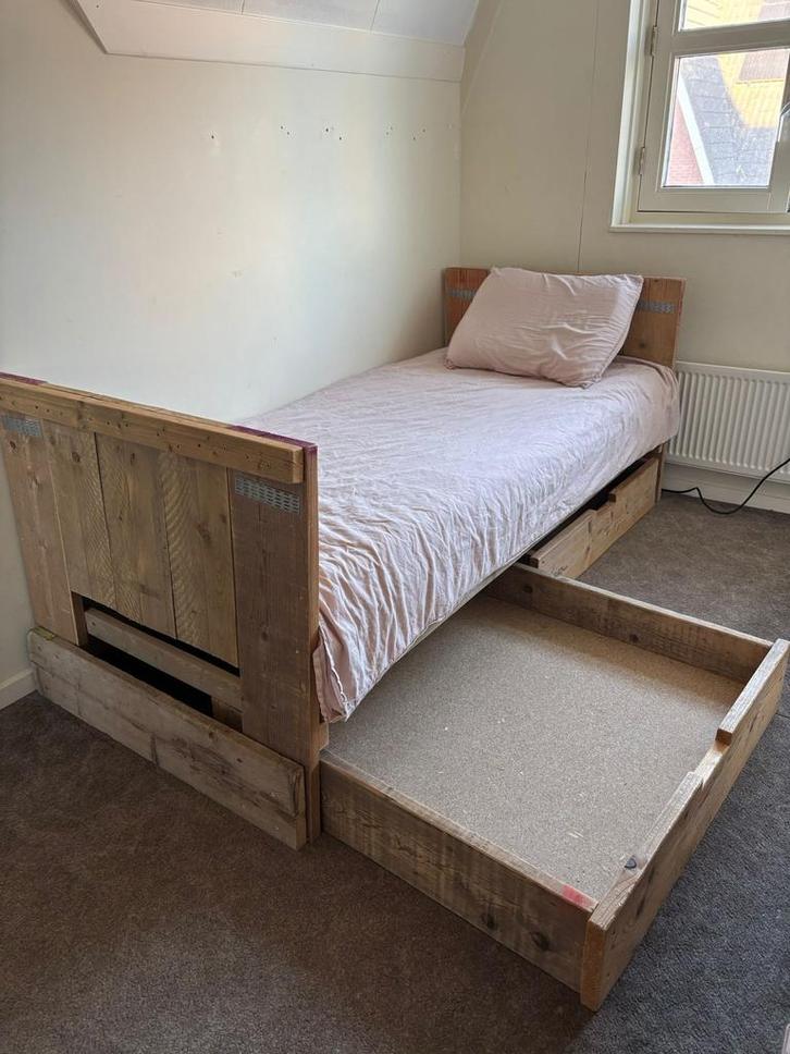 Stoer bed steigerhout met lades en matras, Kinderen en Baby's, Kinderkamer | Bedden, Gebruikt, 180 cm of meer, 85 tot 100 cm, Matras