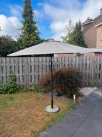 Parasol met kantelfunctie en betonnen voet, Ophalen, Kantelbaar, 2 tot 3 meter, Zo goed als nieuw