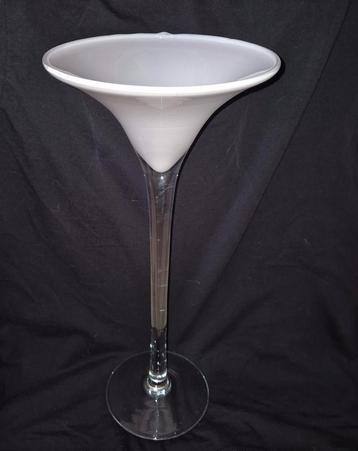Schitterende vaas op voet, glas beschikbaar voor biedingen
