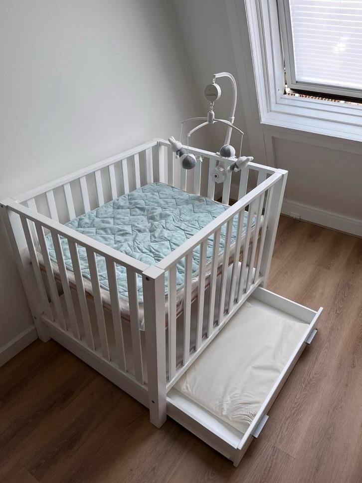 Bopita Box met lade, matras, kleed, mobile & verschoonkussen, Kinderen en Baby's, Boxen, Zo goed als nieuw, Rechthoekig, Boxkleed