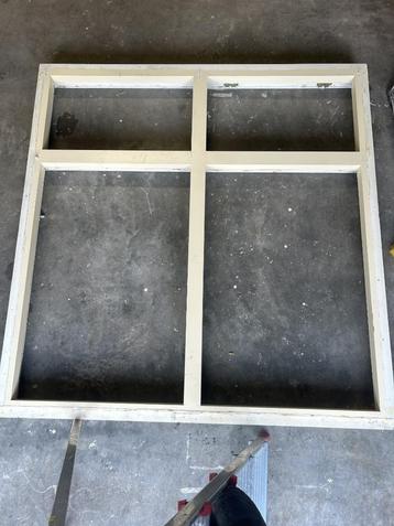 Hardhouten kozijn met glas.  beschikbaar voor biedingen