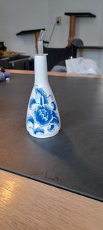 Olie- of azijnflesje met blauwe bloem, Huis en Inrichting, Ophalen of Verzenden, Zo goed als nieuw