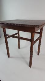 Antieke bijzettafel eikenhout, met houtsnijwerk motief. S6, Ophalen of Verzenden