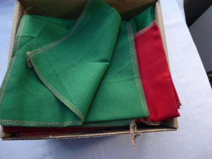 doos vol borduurstof, linnen in rood en groen, Hobby en Vrije tijd, Borduren en Borduurmachines, Nieuw, Onderdeel of Toebehoren