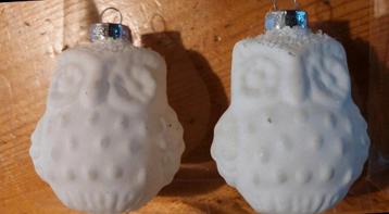 2 Kerstornamenten uil uiltje wit matglas beschikbaar voor biedingen