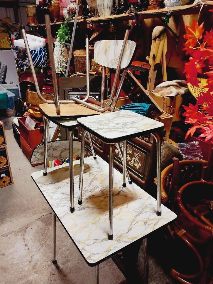 Vintage jaren 70 formica set met twee stoelen en een kruk, Antiek en Kunst, Antiek | Meubels | Kasten, Ophalen of Verzenden
