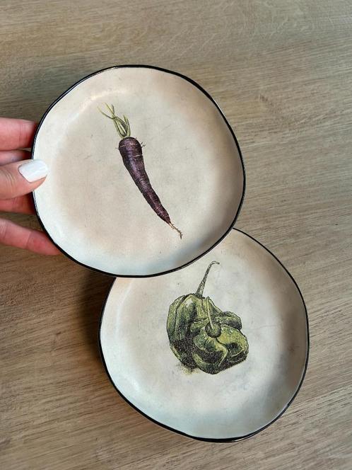 Zara home 2 borden met afbeelding 15cm, Huis en Inrichting, Keuken | Servies, Zo goed als nieuw, Bord(en), Overige stijlen, Aardewerk