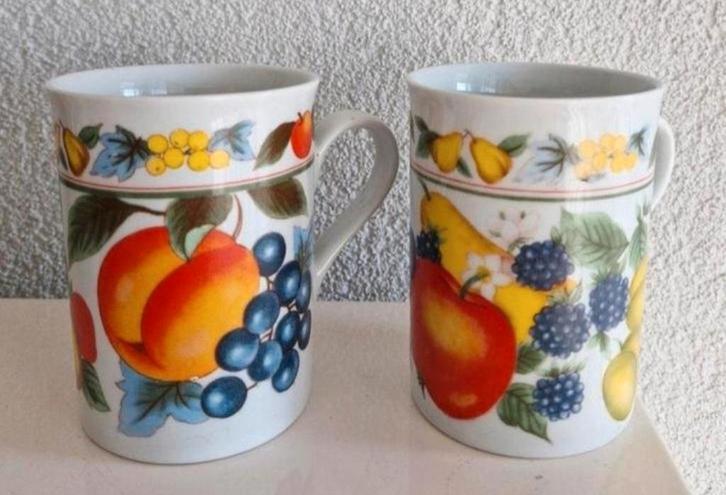 Twee Bekers met Fruit motief, Huis en Inrichting, Keuken | Servies, Zo goed als nieuw, Kop(pen) en/of Schotel(s), Overige stijlen