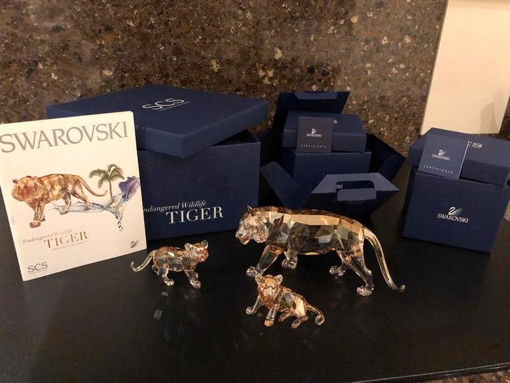 NIEUWSTAAT SWAROVSKI TIJGER MET 2 JONGE WELPEN JAARSTUK 2010, Verzamelen, Swarovski, Zo goed als nieuw, Figuurtje, Ophalen of Verzenden