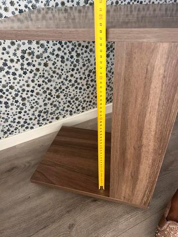 Leuk degelijk tafeltje / lectuurbak met wieltjes beschikbaar voor biedingen