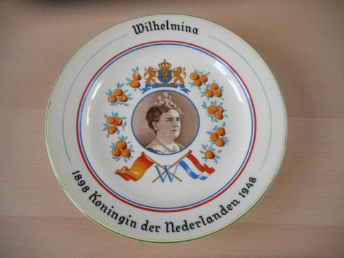 Bord Wilhelmina 1898 1948 Gouda Plateel, Verzamelen, Koninklijk Huis en Royalty, Zo goed als nieuw, Servies, Nederland, Ophalen of Verzenden