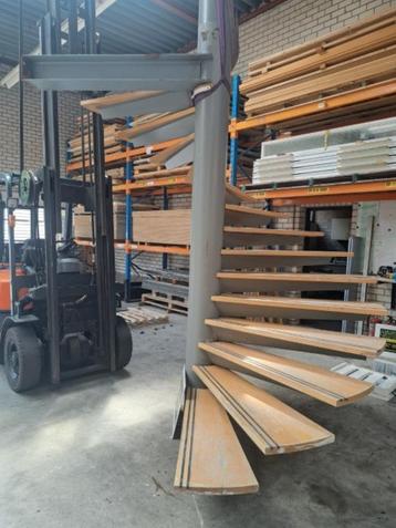 spiltrap hardhouten treden, draaitrap, wentel trap. beschikbaar voor biedingen