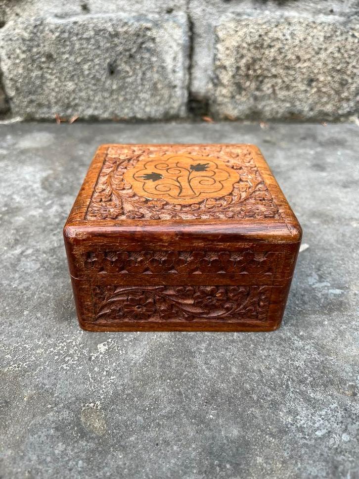 Handgesneden teakhouten opbergdoos met messing inlegwerk, Antiek en Kunst, Antiek | Woonaccessoires, Ophalen of Verzenden