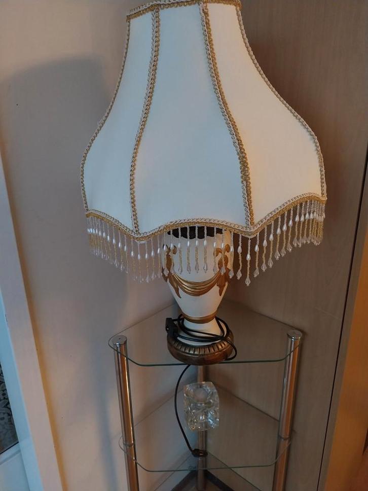 Elegante vintage lamp met witte kap, Antiek en Kunst, Antiek | Lampen, Ophalen of Verzenden