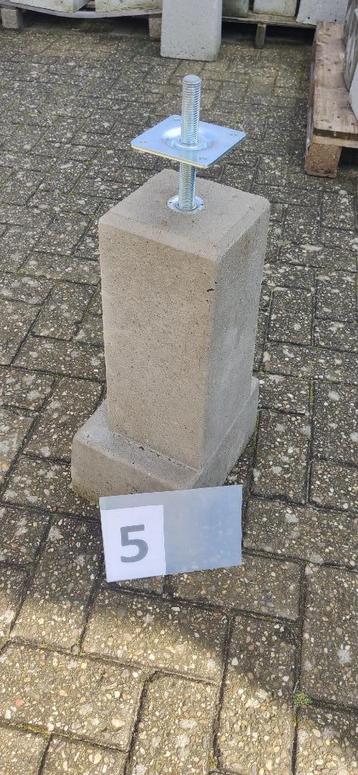 Te koop:betonpoeren,stelplaten,paalhouders,draadankers beschikbaar voor biedingen