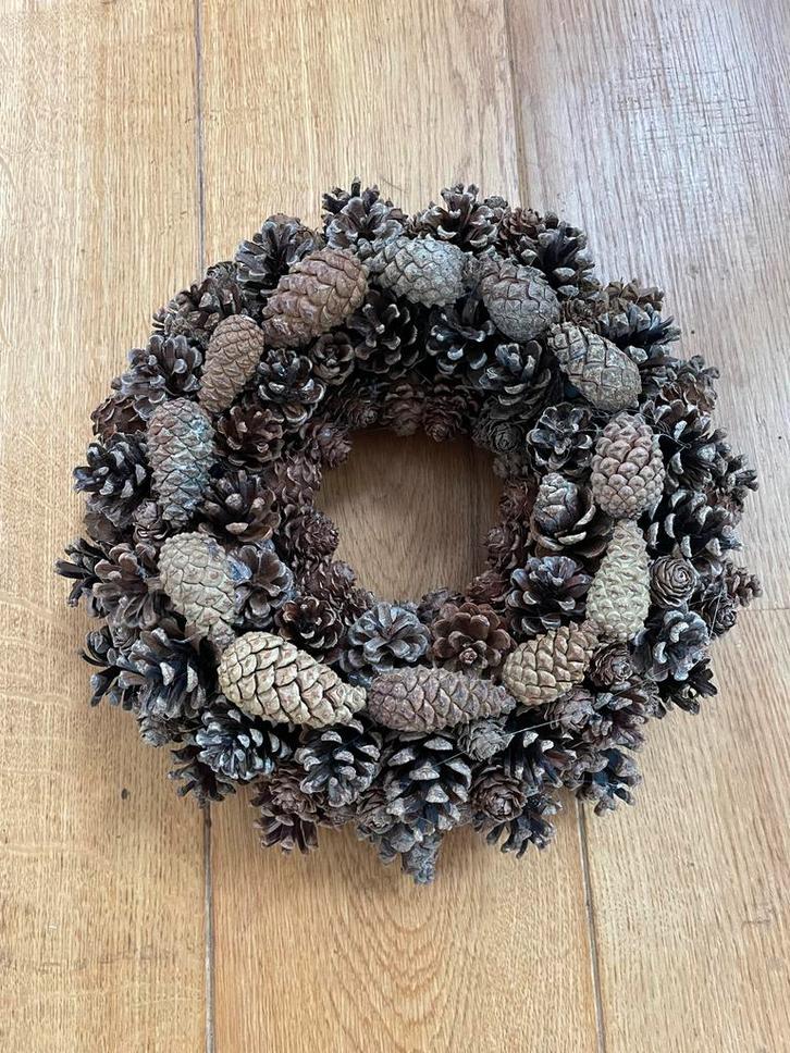 Dennenappel Krans / taart 30cm, Huis en Inrichting, Woonaccessoires | Kransen, Nieuw, Ophalen of Verzenden