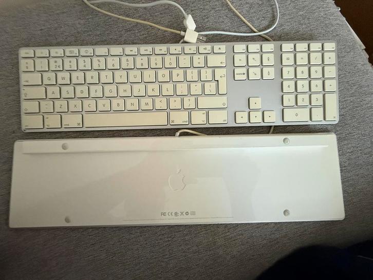 Apple aluminium toetsenbord A:1243, Computers en Software, Toetsenborden, Gebruikt, Qwerty, Bedraad, Ophalen of Verzenden