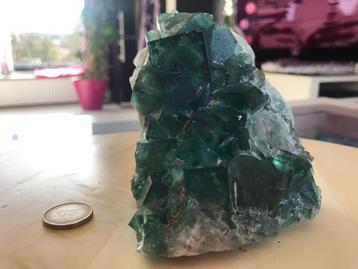 Fluoriet cluster donker groen 687 gr, 9x10x7 cm beschikbaar voor biedingen