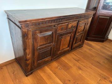Antieke houten kast met deurtjes en laatjes beschikbaar voor biedingen