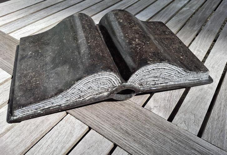 Hardstenen beeld van open boek Cees Meijer, Antiek en Kunst, Kunst | Beelden en Houtsnijwerken, Ophalen