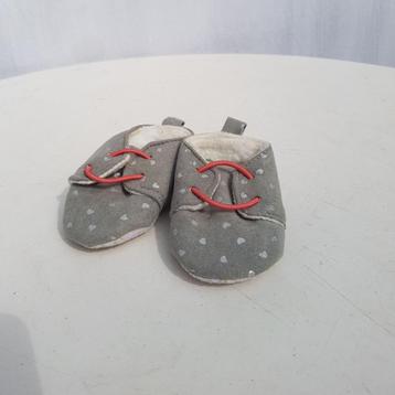 Babyschoentjes, grijs, gevoerd, mer hartjes. beschikbaar voor biedingen
