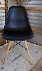 Zwarte Eames Stoel met Houten Poten, Kinderen en Baby's, Kinderkamer | Tafels en Stoelen, Ophalen of Verzenden, Gebruikt, Stoel(en)