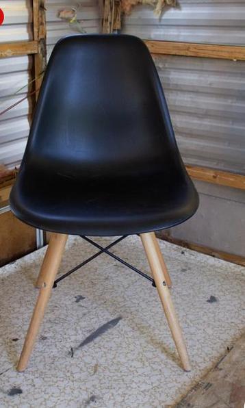 Zwarte Eames Stoel met Houten Poten beschikbaar voor biedingen