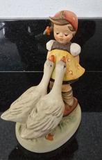 Goebel puntgaaf altijd in vitrinekast gestaan meisje ganzen, Ophalen of Verzenden, Zo goed als nieuw, Hummel