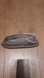 Oude leren portemonnee, Ophalen