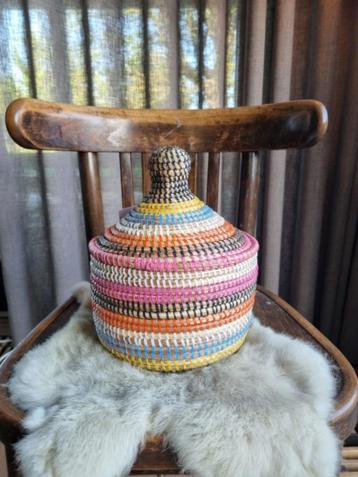 afrikaans opbergmandje multicolor handgemaakt uit Senegal beschikbaar voor biedingen